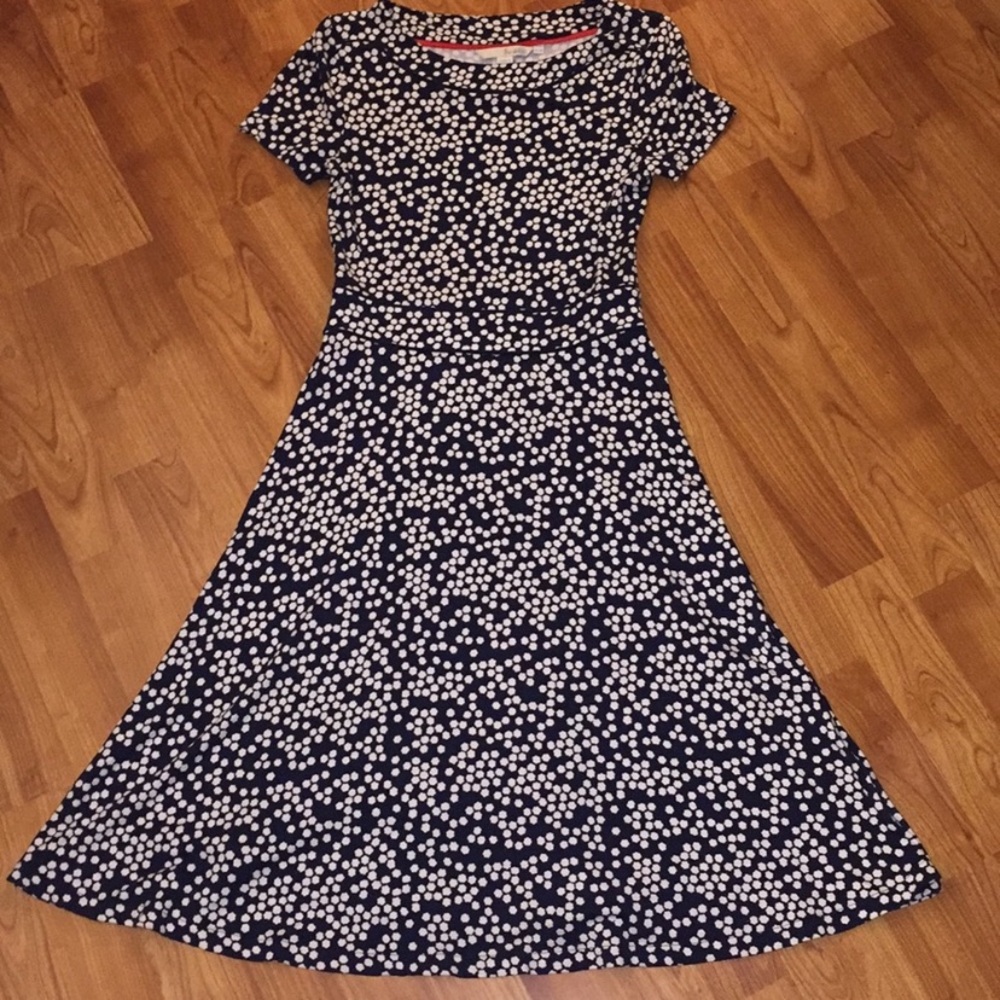 LIKE NEW - Boden Fitted and Flirty Dress